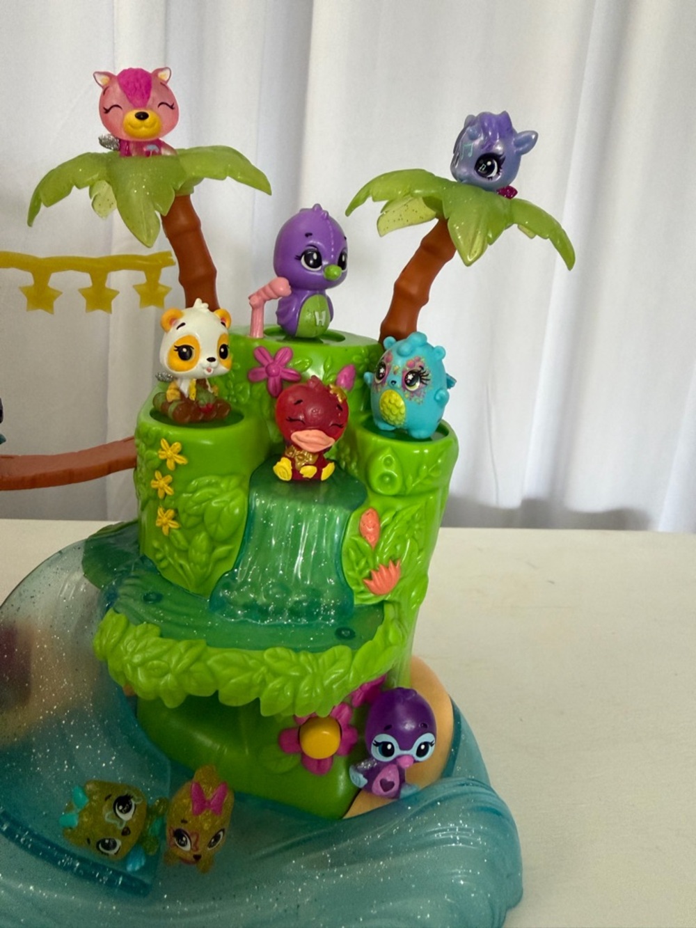 Hatchimals Tropical Playset with working lights and music - Picture 8 of 16